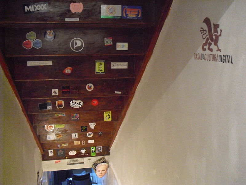 Arquivo:Adesivos e stencil.jpg