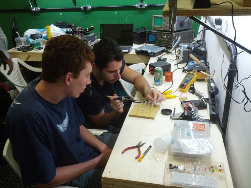 Arquivo:Aprendendo a soldar.jpg