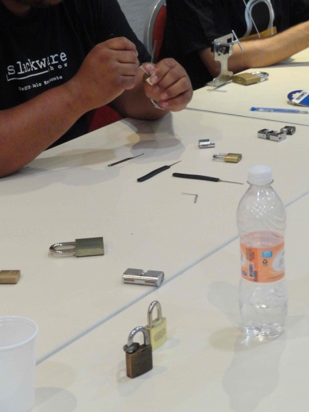 Arquivo:Co0L4 Lockpicking2.jpeg