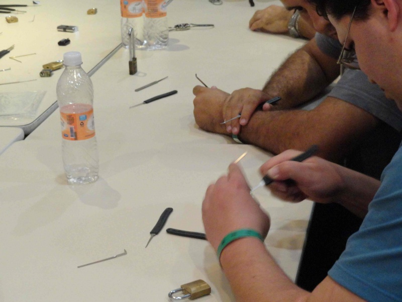 Arquivo:Co0L4 Lockpicking3.jpeg