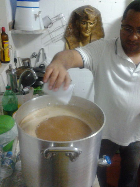 Arquivo:Colocando o lupulo.jpg