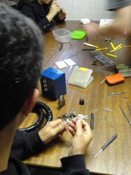 Arquivo:CooL2 Oficinalockpicking2.jpg