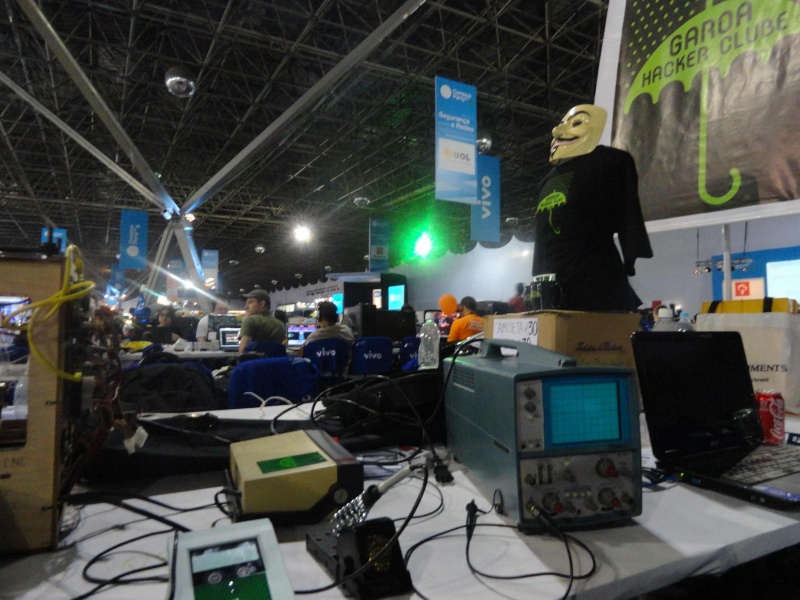 Arquivo:Cpbr5 Bancada garoa e osciloscopios.jpg