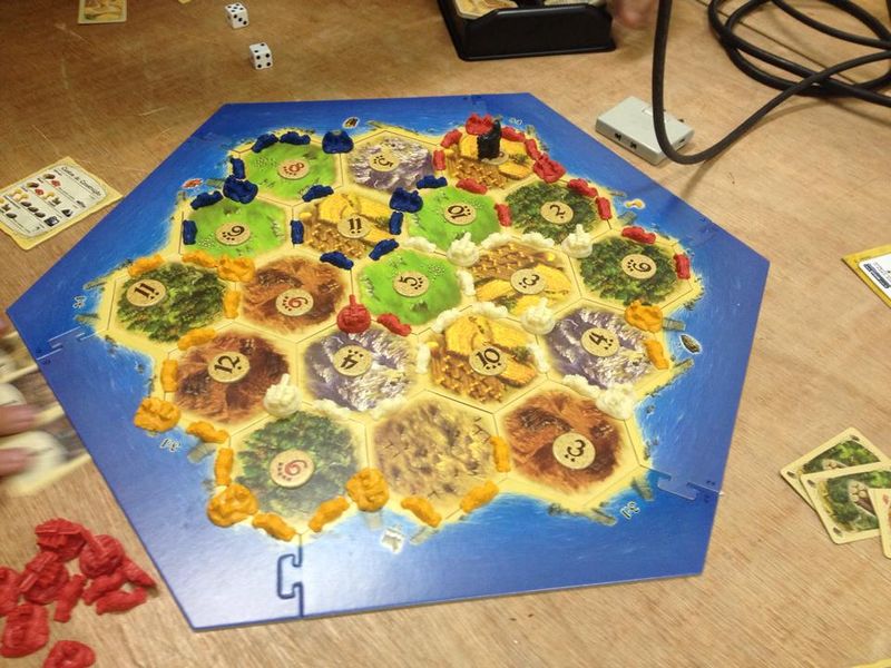 Arquivo:DungeonsEVelociraptors 20140317 catan 01.jpg