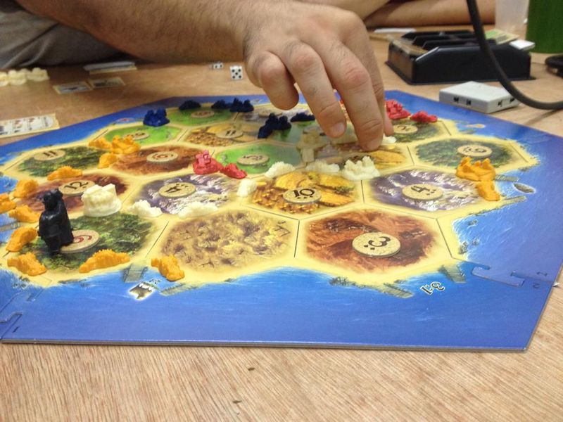 Arquivo:DungeonsEVelociraptors 20140317 catan 2.jpg