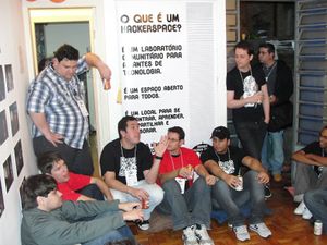 Pessoal participando de debate no final da Co0L BSidesSP