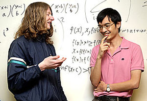 Terence Tao - um matemático australiano de origem chinesa, recebeu a Medalha Fields, em fevereiro de 2013 foi considerado, pela consultora na área do ensino Super Scholar, uma das dez mentes mais brilhantes do mundo. Ele foi o mais jovem participante na Olimpíada Internacional de Matemática , conquistando uma medalha de bronze aos 10 anos de idade. Nesta foto está ele e um aluno