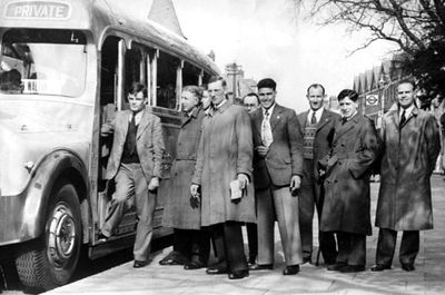 Alan Turing - que dispensa apresentações - numa clássica foto entrando num ônibus com mebros do Walton Athletic Club em 1946. Mas aos desavisados, Turing foi um matemático, lógico, criptoanalista e cientista da computação britânico. Foi influente no desenvolvimento da ciência da computação e proporcionou uma formalização do conceito de algoritmo e computação com a máquina de Turing, desempenhando um papel importante na criação do computador moderno