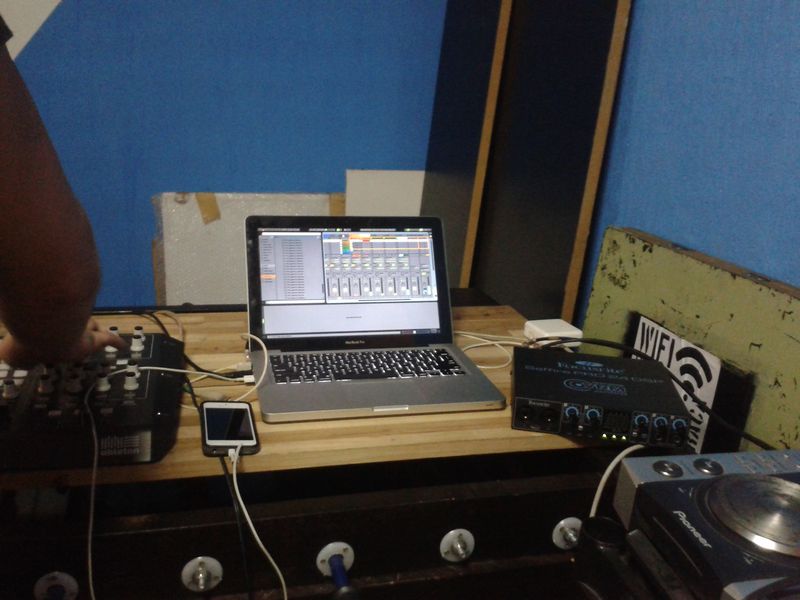 Arquivo:Hacking music 1 (1).jpg
