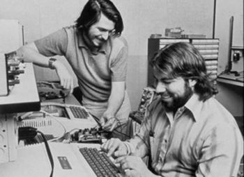 Steve Jobs e Steve Wozniak trabalhando no Apple II