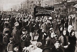 Foto de uma das primeiras manifestações pelos direitos das mulheres, na Rússia em 1917. Para celebrar o Dia Internacional das Mulheres. Fonte: https://en.wikipedia.org/wiki/International_Women%27s_Dayulheres