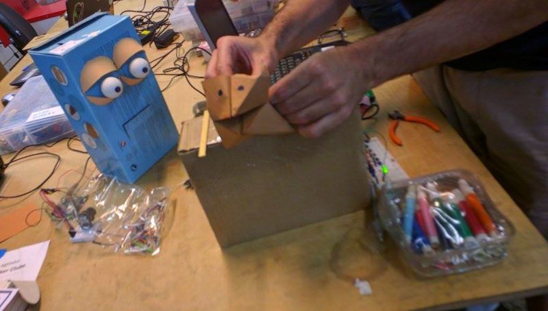 Arquivo:RoboHIpapel.jpg