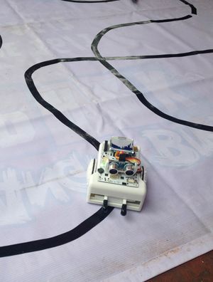 Robô seguidor de linha do Subnet na competição da Co0L BSidesSP