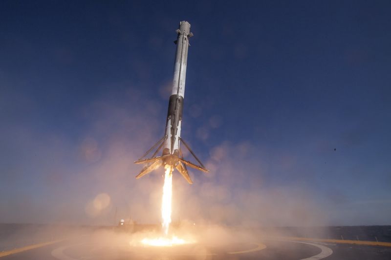 Arquivo:Spacex-falcon-9-rocket-landing-on-drone-ship.jpg