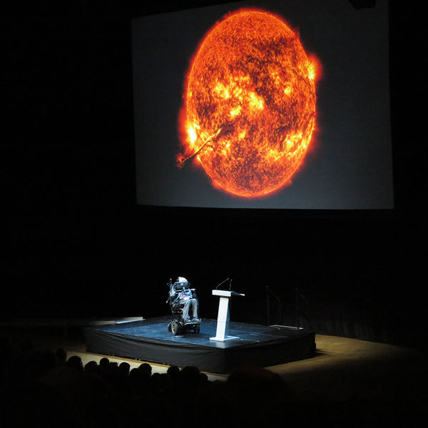 Arquivo:Stephen Hawking in Stockholm, 2015.jpg